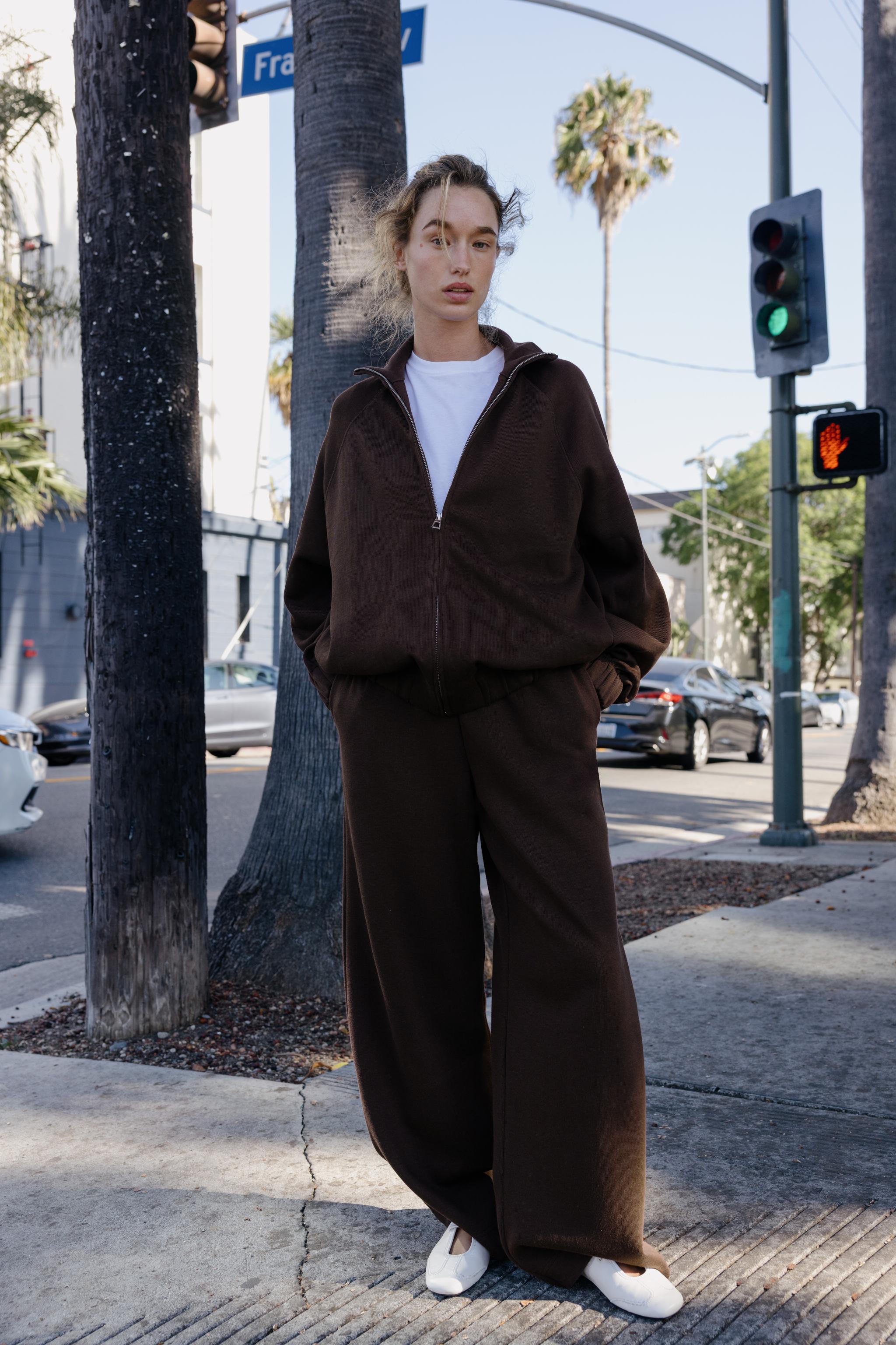 SOFT ZIP SWEATSHIRT