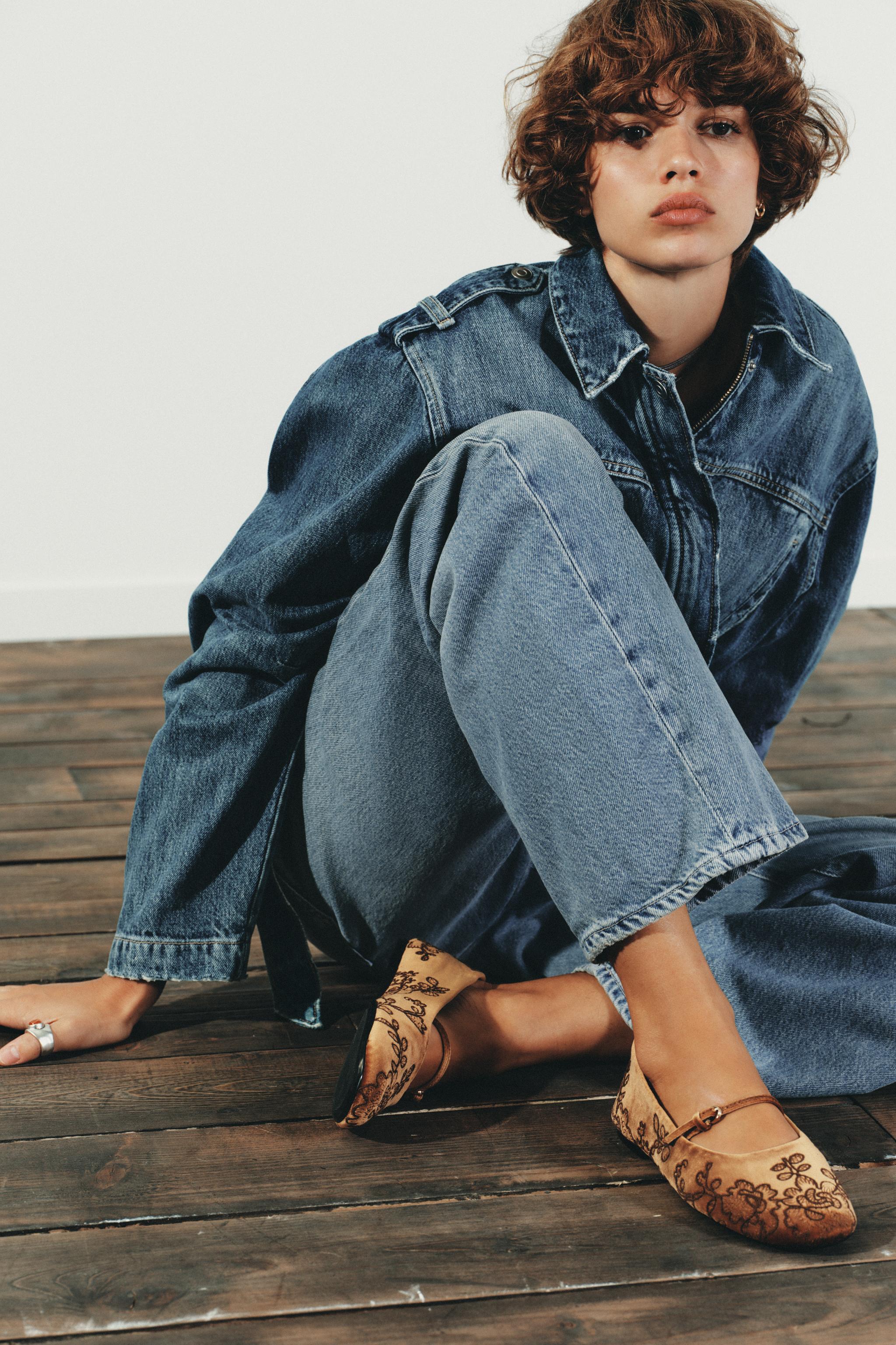 VELVET-EFFECT EMBROIDERED BALLET FLATS