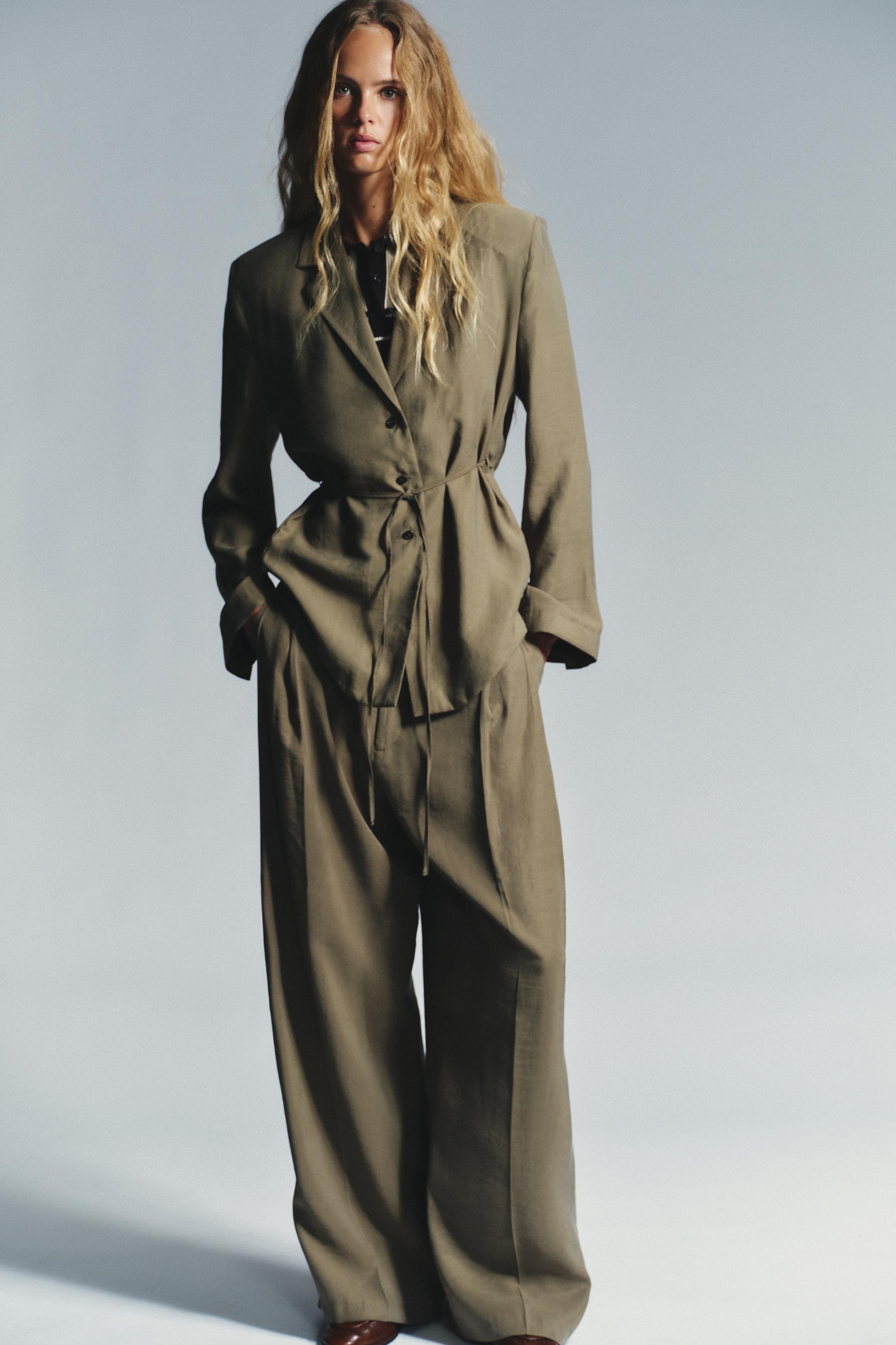 BLAZER WITH SHOULDER PADS AND THIN BELT