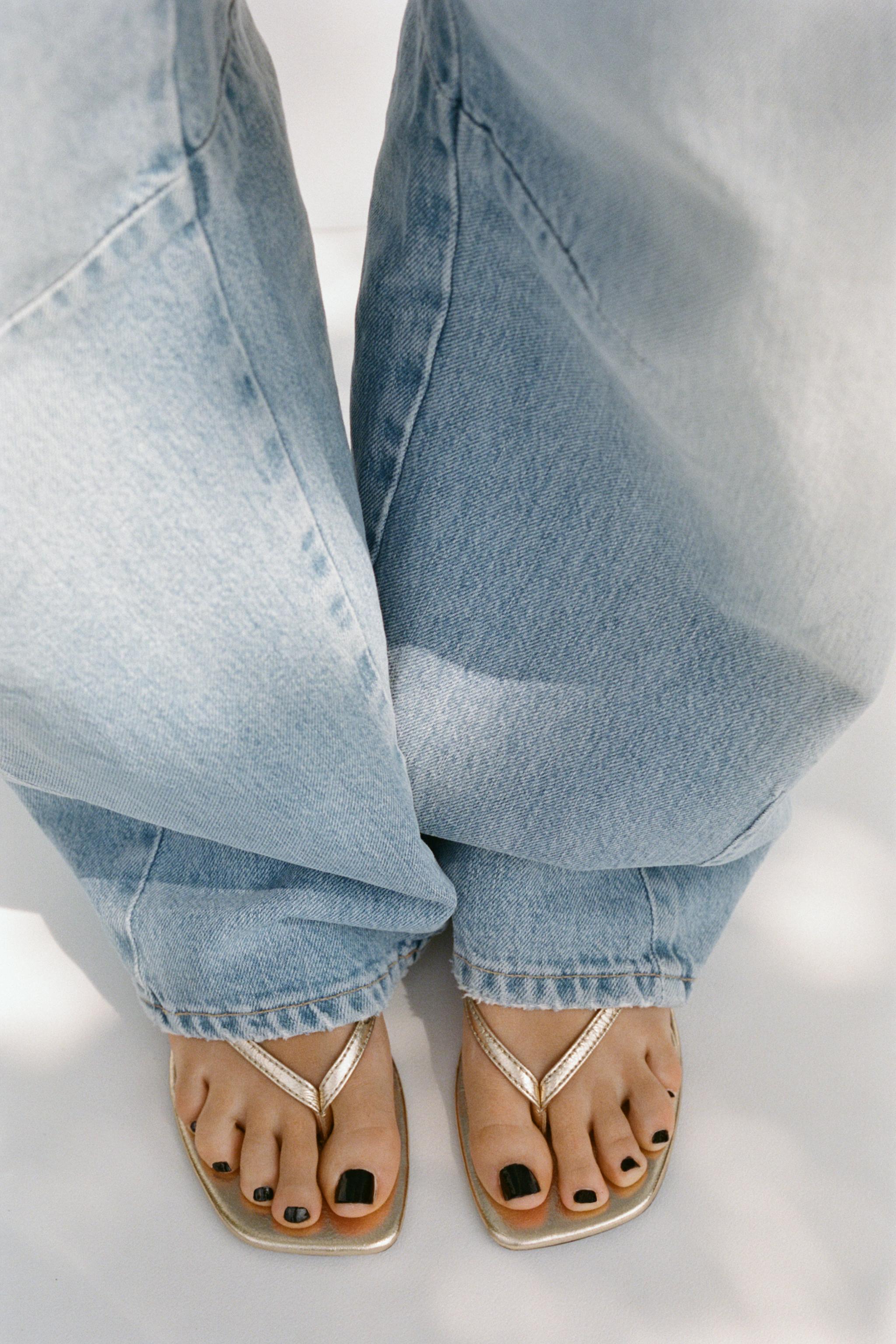 METALLIC EFFECT KITTEN SANDALS