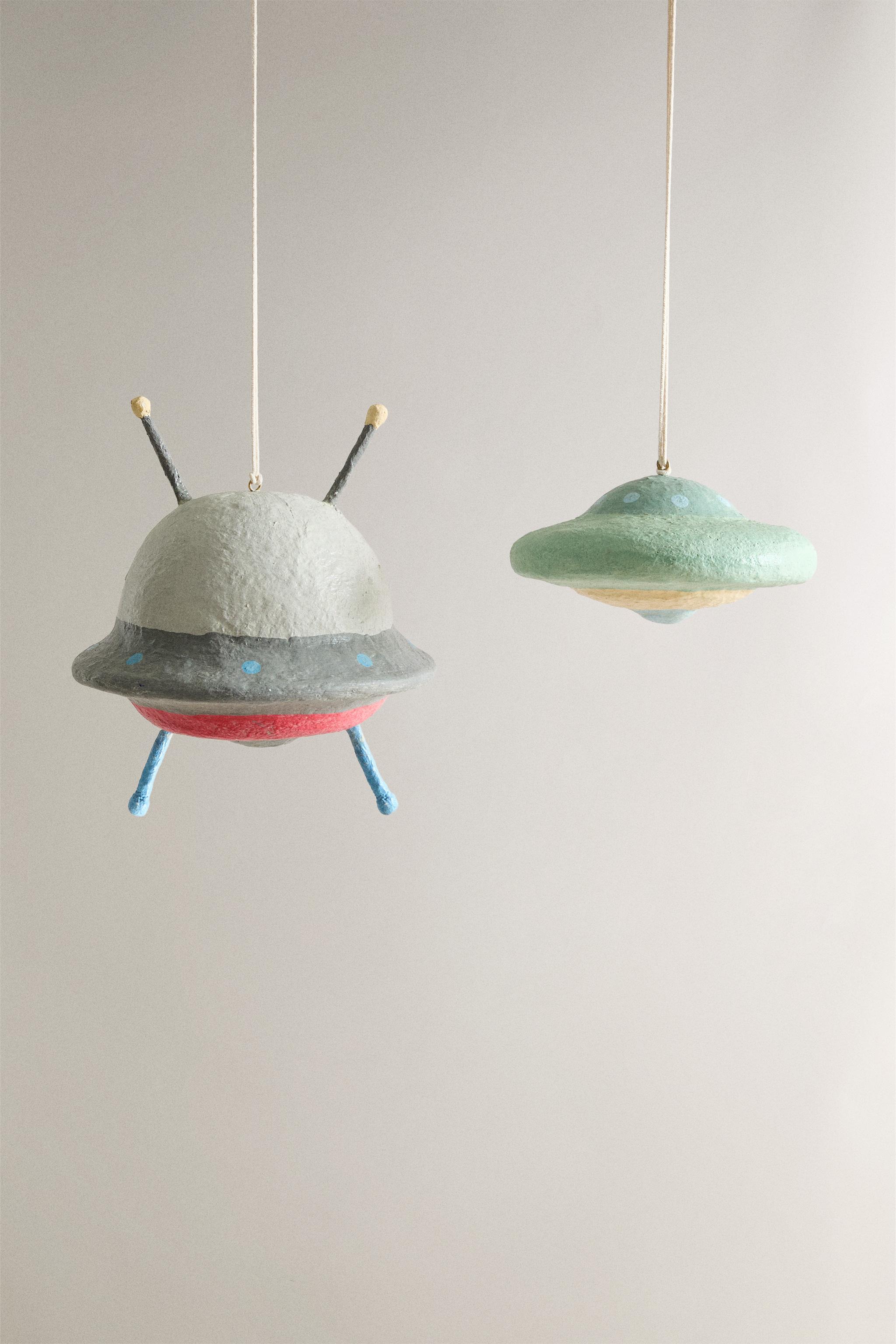 SET OF FLYING SAUCERS (SET OF 2)
