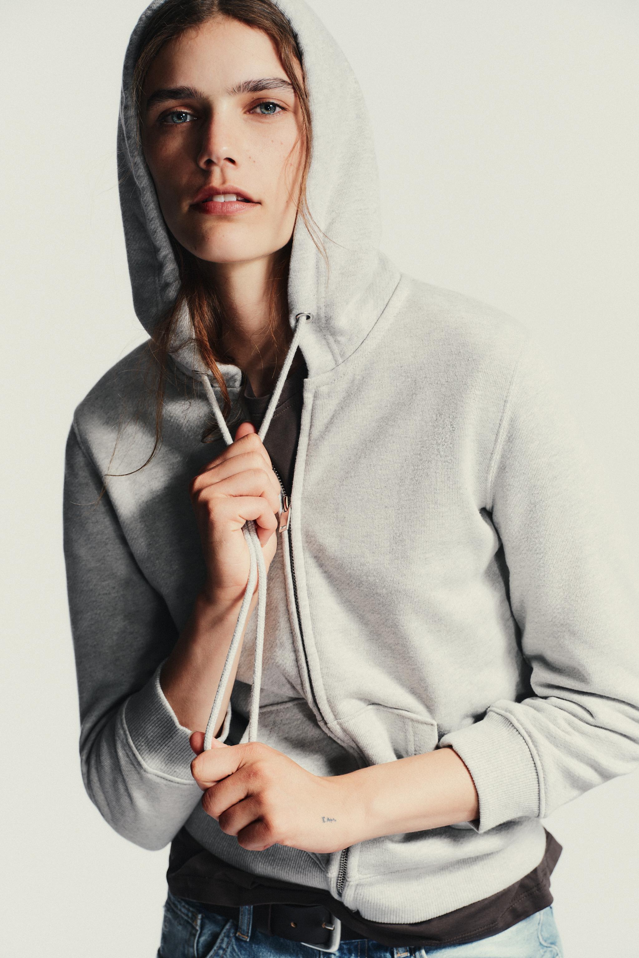HOODED SWEATSHIRT